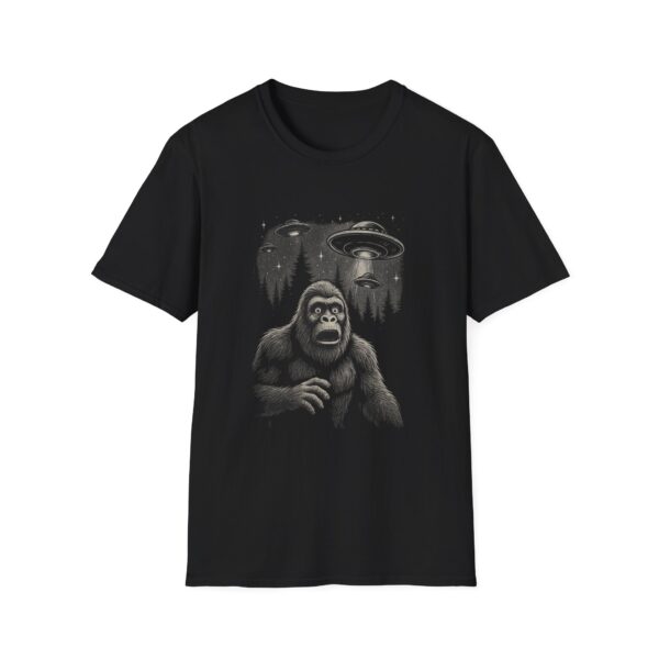 Bigfoot vs Aliens T-Shirt – Cryptid UFO Encounter Graphic Tee